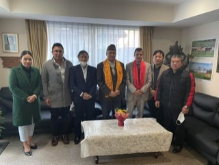 नेपाल मगर संघ जापानका पदाधिकारीद्वारा नेपाली राजदुताबास टोकियोका कार्यबाहक राजदुत अम्बिका जोशीसँग भेटघाट